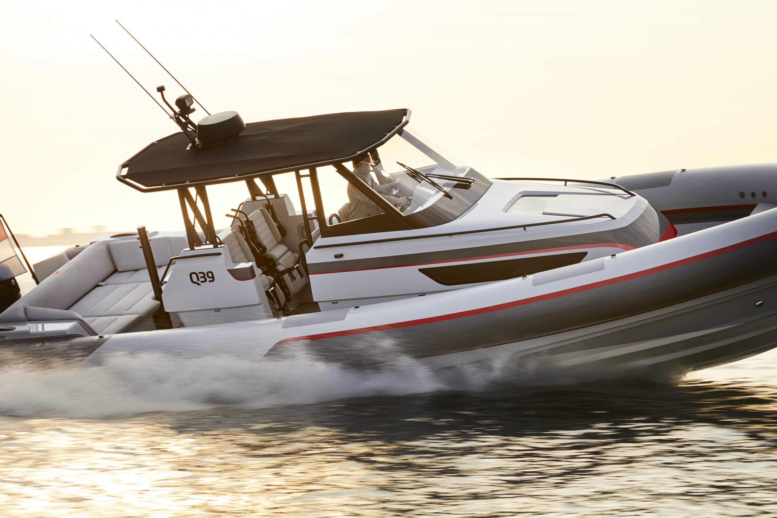 Qnautic Q39 action on water